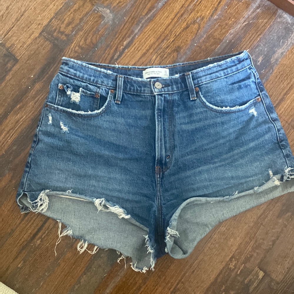 Abercrombie high rise mom short
